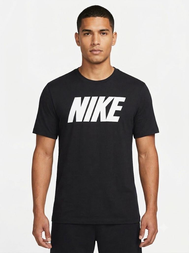 Camiseta Deportiva / Casual Nike Graphic Tee – Negro con Logo Blanco