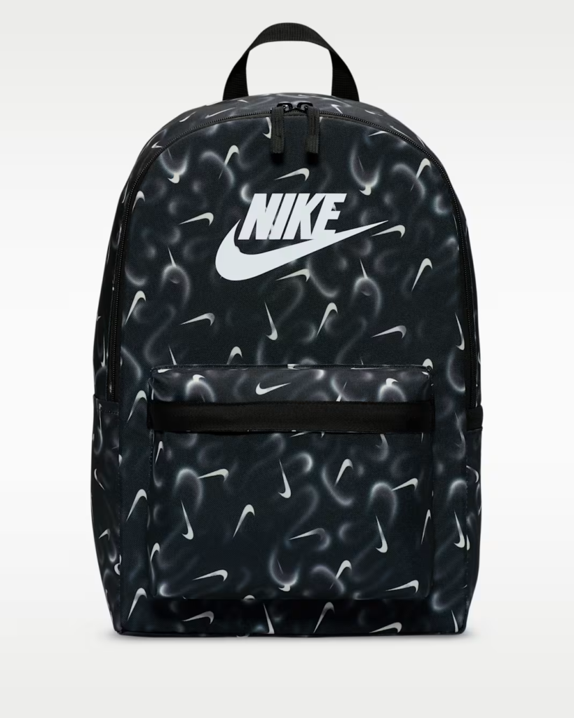 Mochila Urbana / Deportiva Nike Heritage All-Over Swoosh Print – Negro / Humo / Blanco