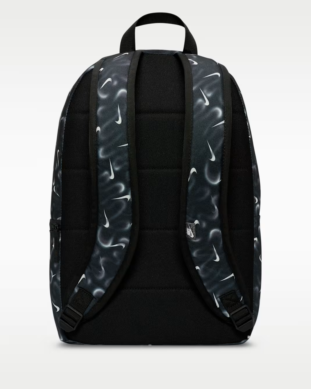 Mochila Urbana / Deportiva Nike Heritage All-Over Swoosh Print – Negro / Humo / Blanco - Imagen 3