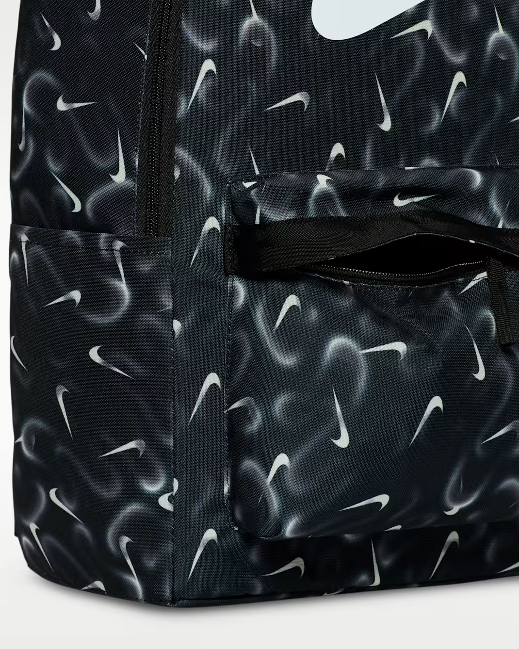 Mochila Urbana / Deportiva Nike Heritage All-Over Swoosh Print – Negro / Humo / Blanco - Imagen 5
