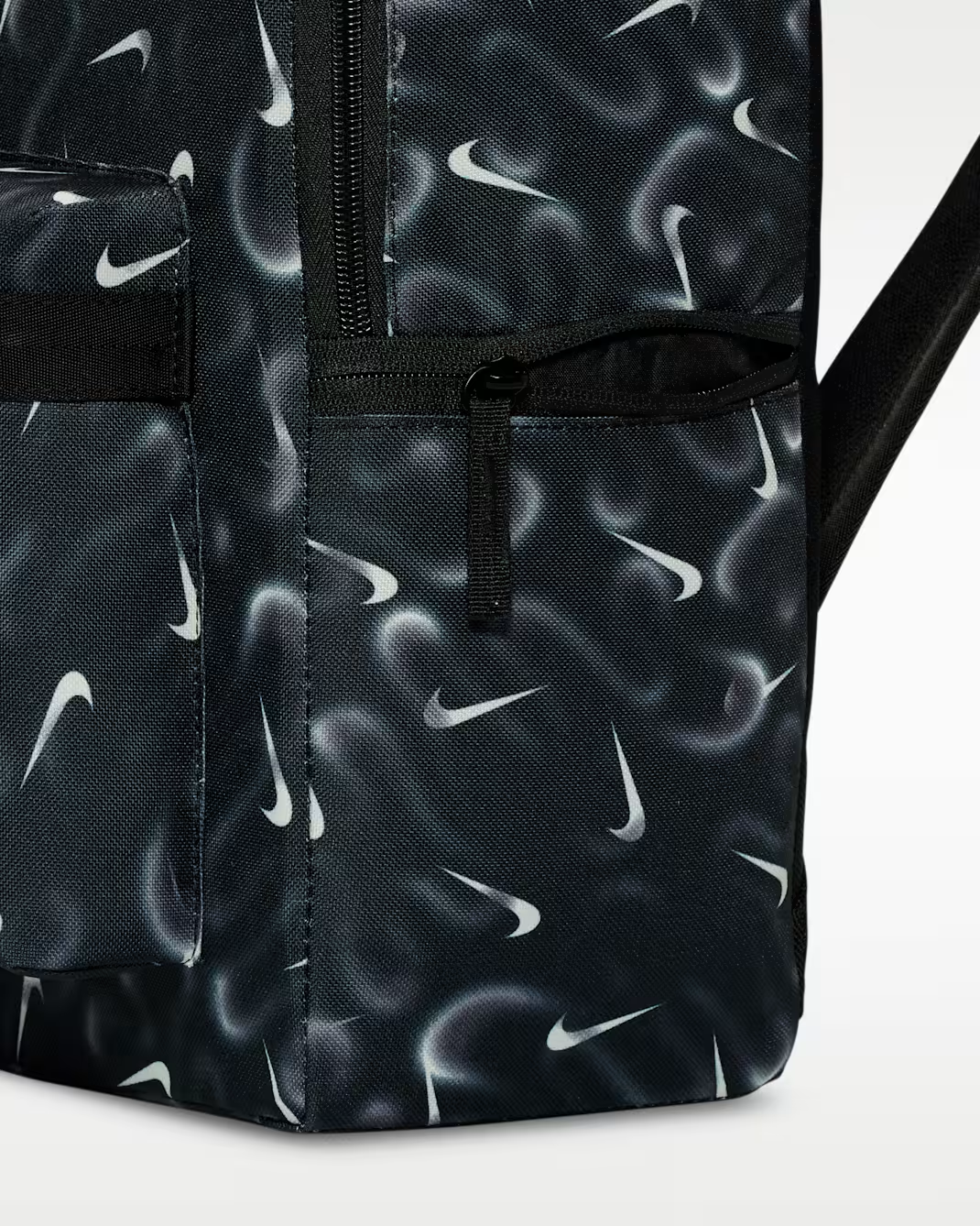 Mochila Urbana / Deportiva Nike Heritage All-Over Swoosh Print – Negro / Humo / Blanco - Imagen 6