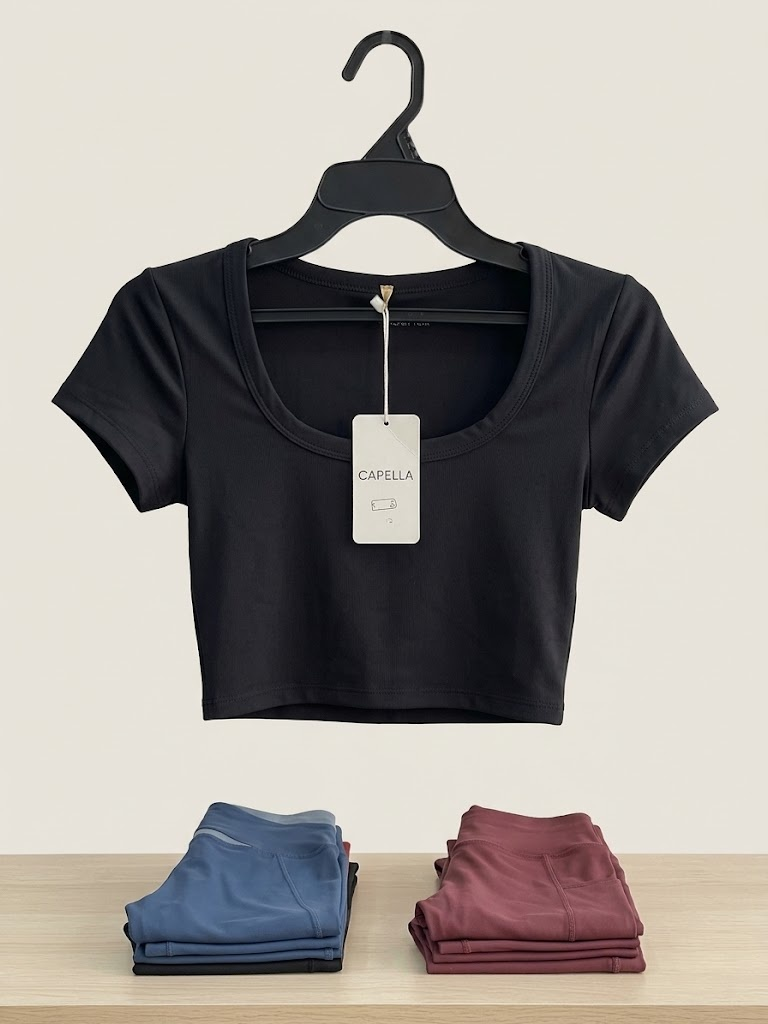 Blusa / Top Deportivo Manga Corta Capella "Scoop Crop" – Negro Clásico